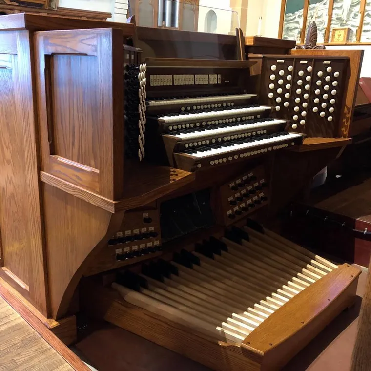 Four-manual oak drawknob console, close-up